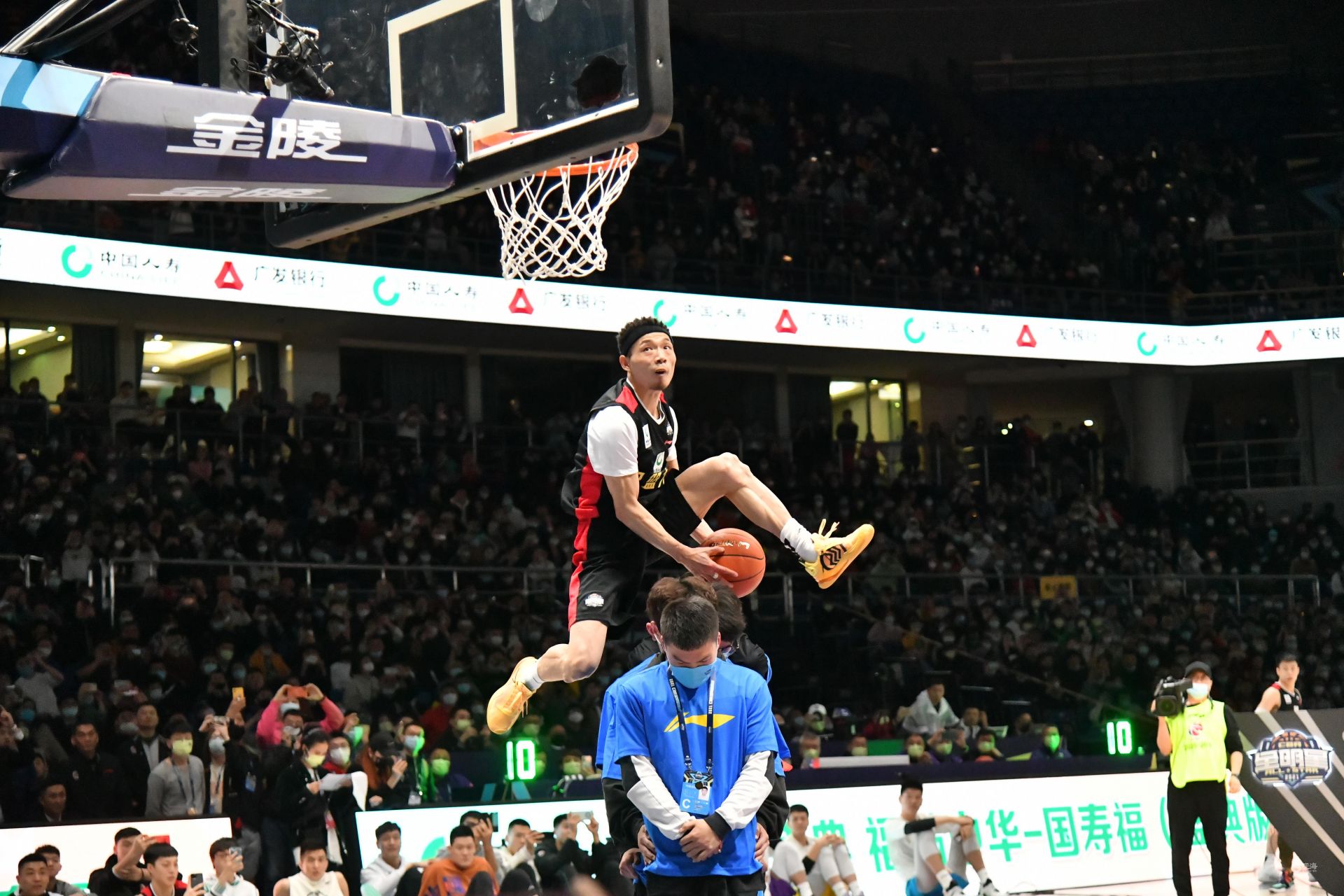 这种策略背 这种策略背